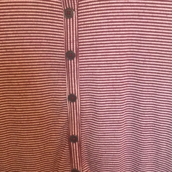 NWOT//Gorgeous Hollister Tee🥀 - Picture 2 of 3